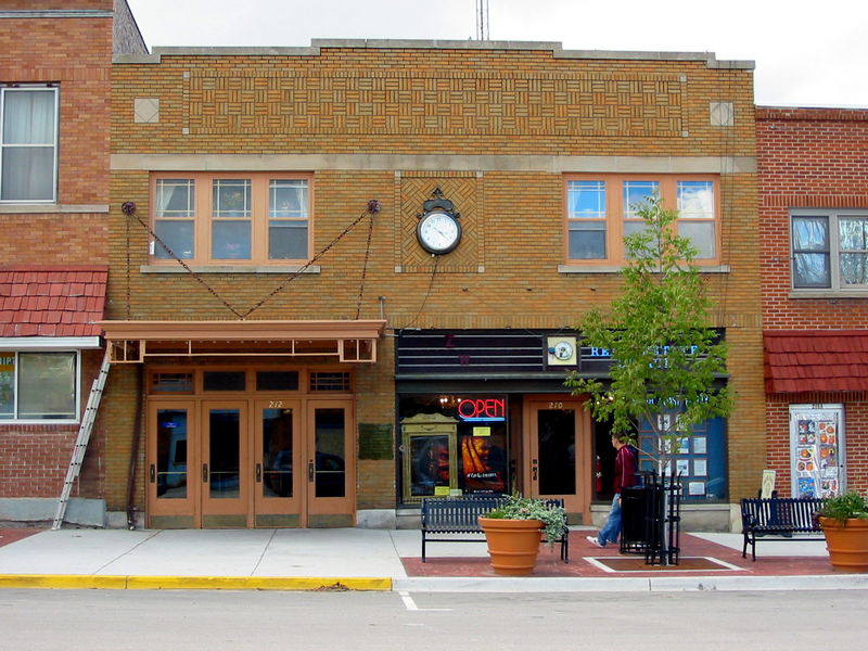 Tahqua-Land Theatre - Sept 2003 Photo (newer photo)